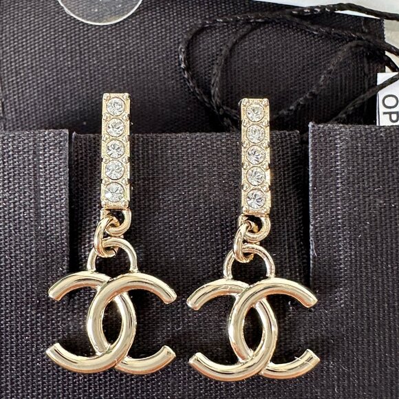 2024P CHANEL GOLD TONE CC LOGO WHITE CRYSTALS DANGLE EARRINGS - Picture 9 of 16